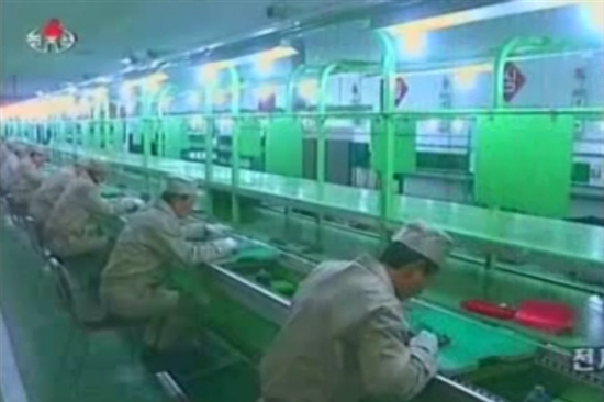 朝鮮自主研制計(jì)算機(jī)技術(shù)取得突破 軟件開發(fā)展露光芒\n\n近年來(lái)，朝鮮在計(jì)算機(jī)技術(shù)領(lǐng)域取得了顯著進(jìn)展，特別是自主研制的計(jì)算機(jī)型號(hào)不斷涌現(xiàn)，其多張相關(guān)設(shè)備圖片的曝光引起了國(guó)際科技界的關(guān)注。這一成就體現(xiàn)了朝鮮在軟件開發(fā)和技術(shù)創(chuàng)新方面的努力，為社會(huì)經(jīng)濟(jì)發(fā)展注入了新動(dòng)能。\n\n據(jù)統(tǒng)計(jì)，朝鮮近年來(lái)重點(diǎn)推動(dòng)操作系統(tǒng)、數(shù)據(jù)庫(kù)管理系統(tǒng)及辦公軟件等多個(gè)層面的自主開發(fā)，通過(guò)利用Local Glob Pattern等形式，克服外部供需難，逐漸形成一個(gè)小型但不倫的優(yōu)秀知識(shí)產(chǎn)權(quán)數(shù)據(jù)原生系統(tǒng)。其中，國(guó)際展示特別關(guān)注的包括用公鏈材料定